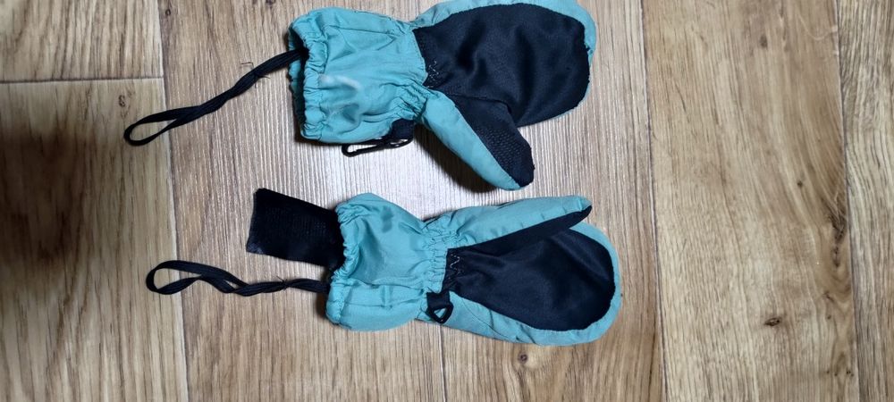 2,5-3 роки зимова шапка шолом, рукавиці краги не промокає, зимові