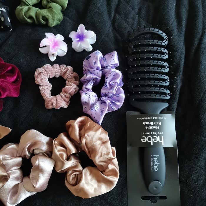Zestaw ozdób do włosów i nowa szczotka