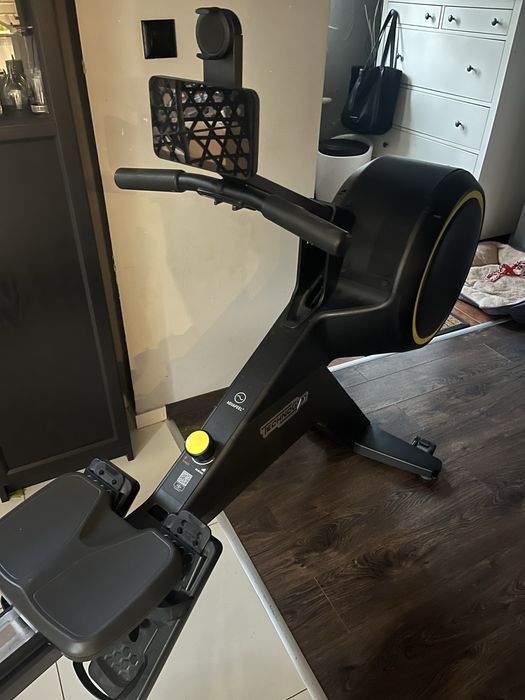 Wioślarz Technogym Skillrow – sprzęt premium, stan bardzo dobry.