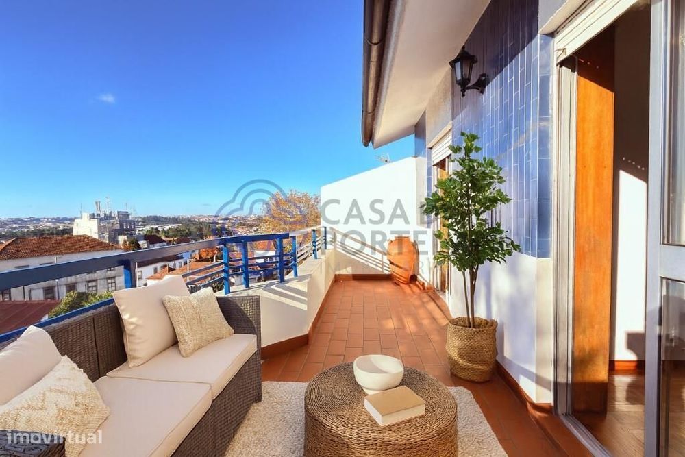 T2 espaçoso com terraço, garagem e águas furtadas no centro de Gondoma