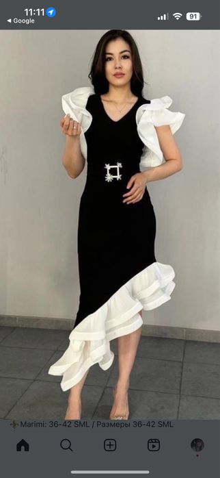 Стильна чорна сукня з білими воланами