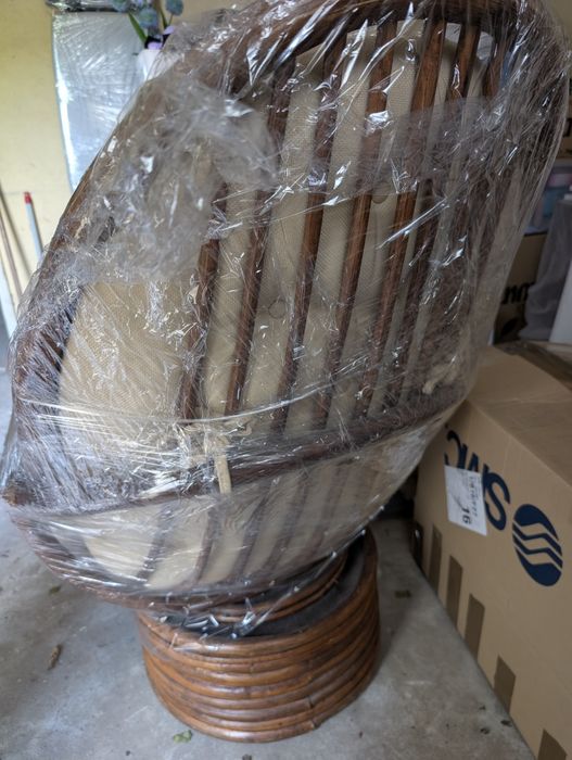 Poltrona Giratória Vintage em Rattan/Vime com Estofo Bege