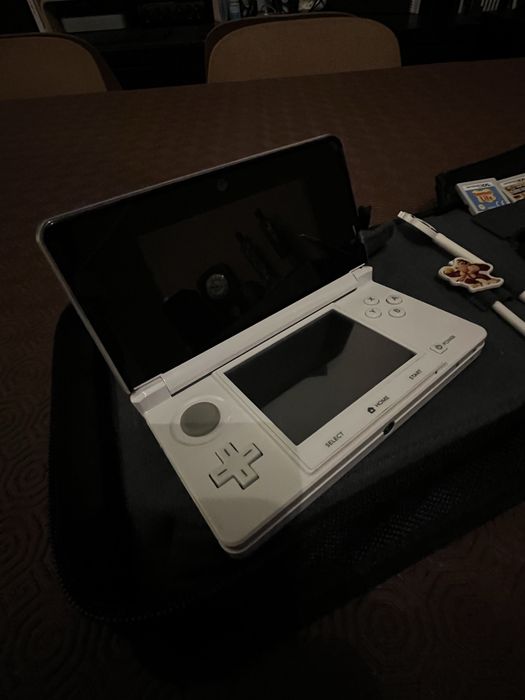 Nintendo 3DS Branca + 6 Jogos