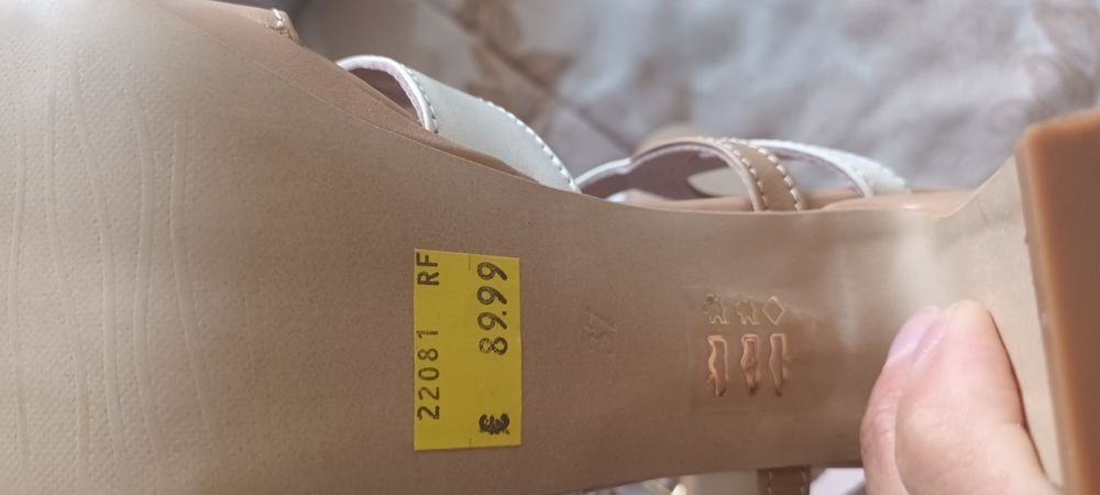 Sandálias toda em pele Novas