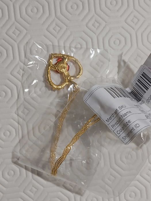 Colar com um coração com varias pedras vermelhas