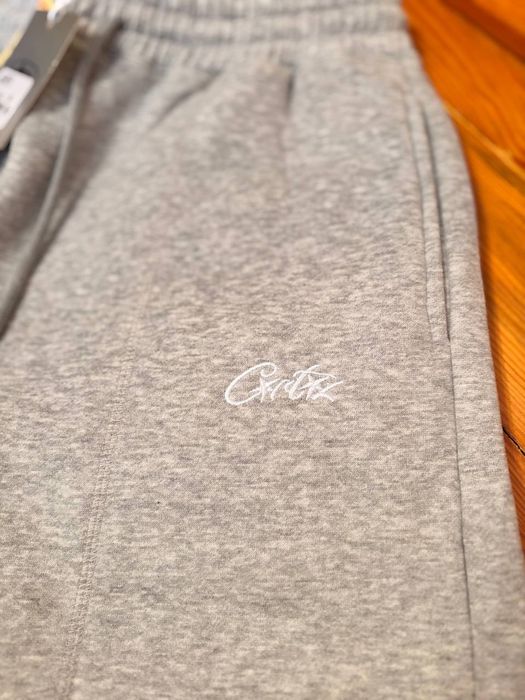 Шорти Corteiz в кольорах чорний та сірий