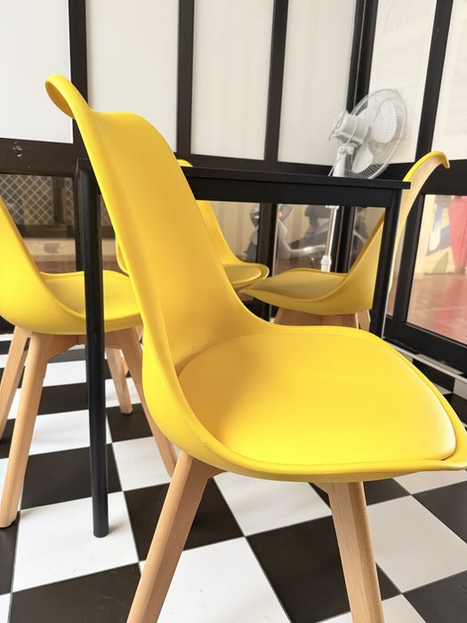 Mesa e cadeiras como novas