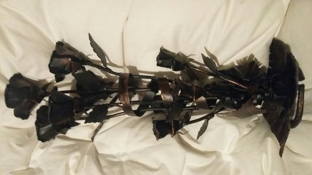 Металева підставка з трояндами