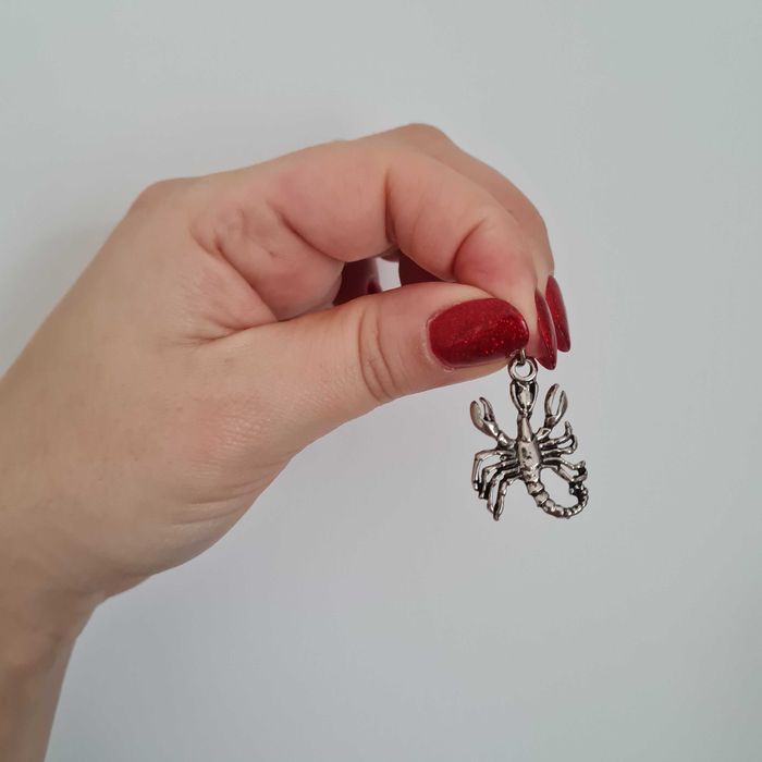 Zawieszka przywieszka ozdoba wisiorek skorpion znak zodiaku metalowa