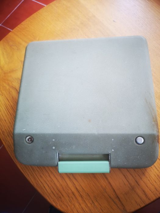 Máquina de escrever Hermes Baby

Com o nº de série é possível datar esta máquina como sendo fabricada pela Paillard