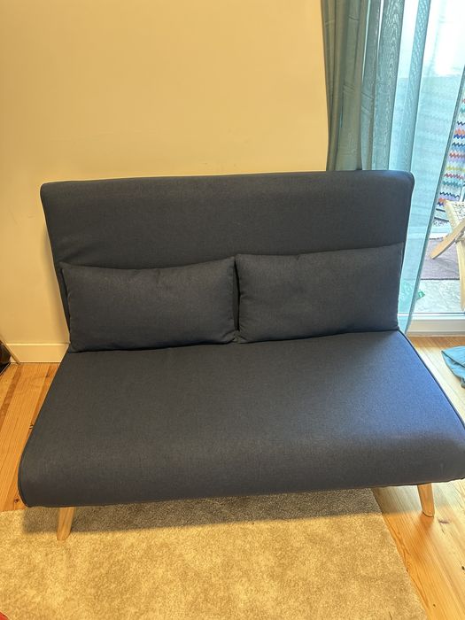 Sofa cama azul escuro com almofadas