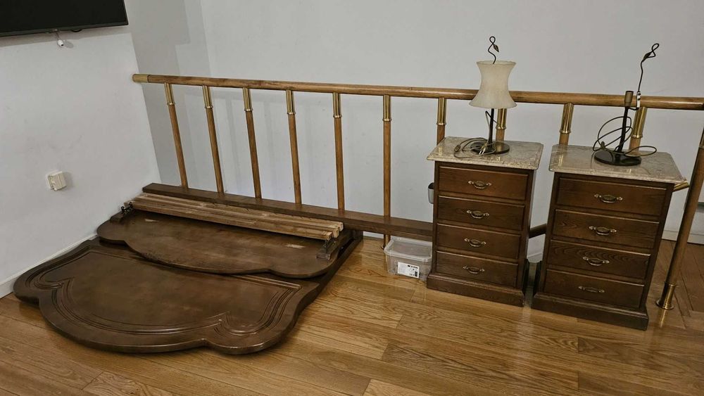 Cama completa com estrado, 2 mesinhas de cabeceira com mármore e 2 candeeiros