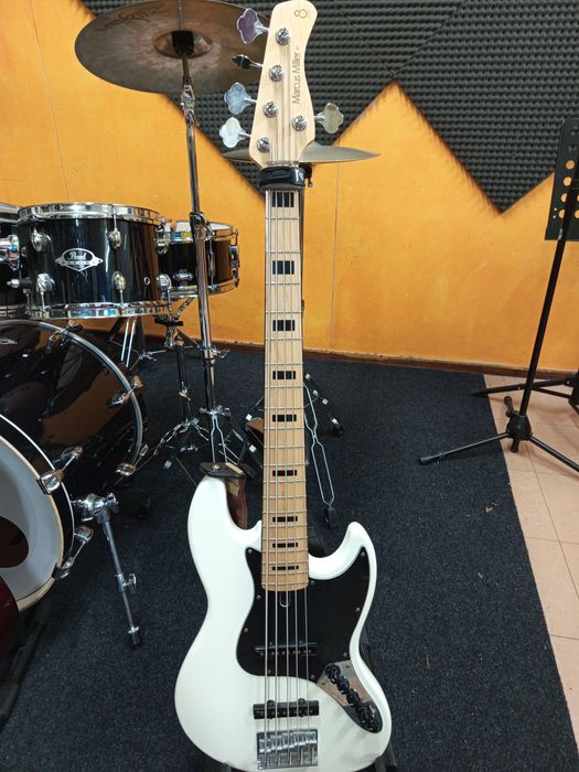 Baixo Marcus Miller V7 vintage 5 cordas Pickups Fender Noiseless