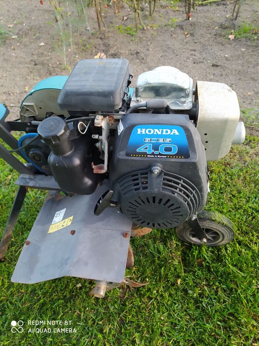 Glebogryzarką spalinowa silnikiem Honda.