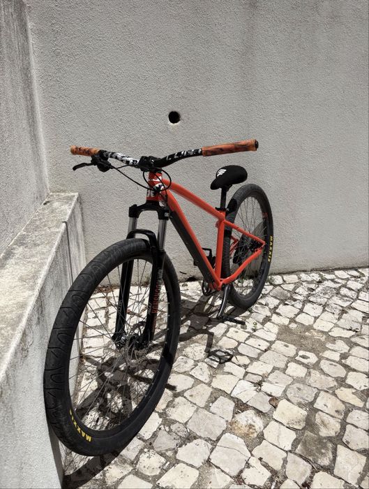 Bicicleta de btt montada para grau