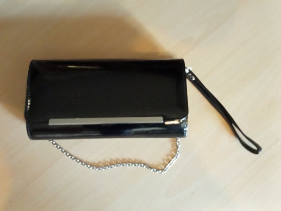 Clutch em verniz preto