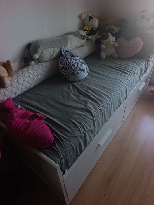 Cama Divã IKEA BRIMNES c/ 2 Gavetões + 2 Colchões ÅGOTNES (Como Nova)
