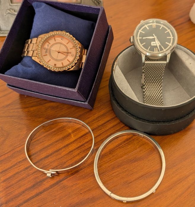 Dois relógios e duas pulseiras de aço