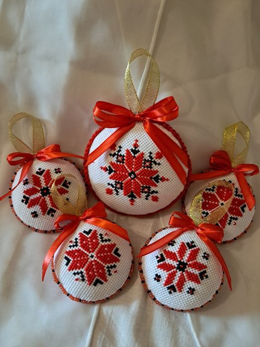 Набір вишитих новорічних іграшок. Вишивка. Подарунок.
