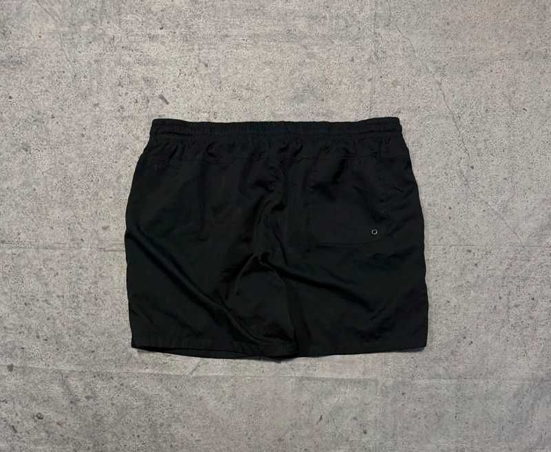 Czarne spodenki Nike z białym logo na udzie XL