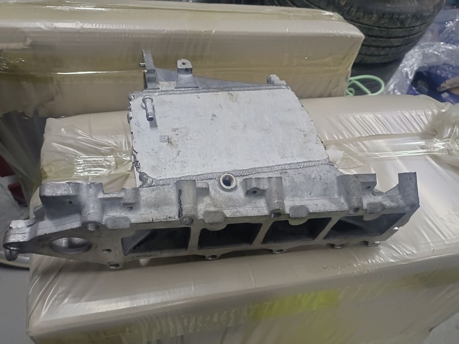 Q5 Kolektor ssący AUDI 2.0 TDI. 04L129711AE