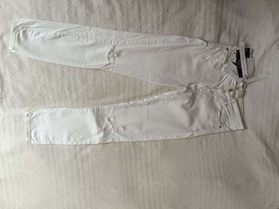 Jeansy z rozdarciami Stradivarius