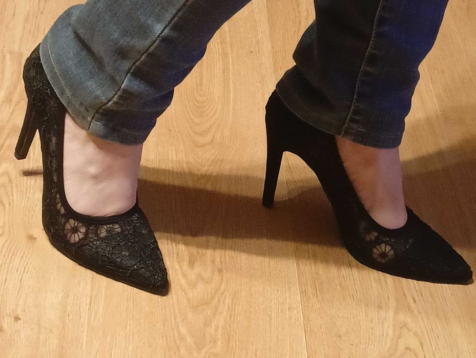 Buty na szpilce z koronki