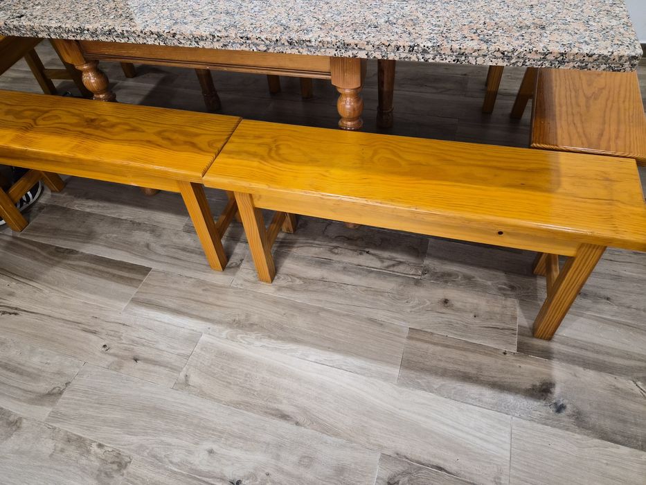 Mesa de madeira com tampo de pedra
