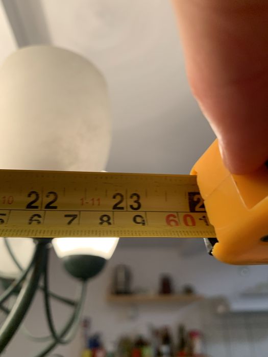 Duża lampa wisząca w zielonym kolorze.