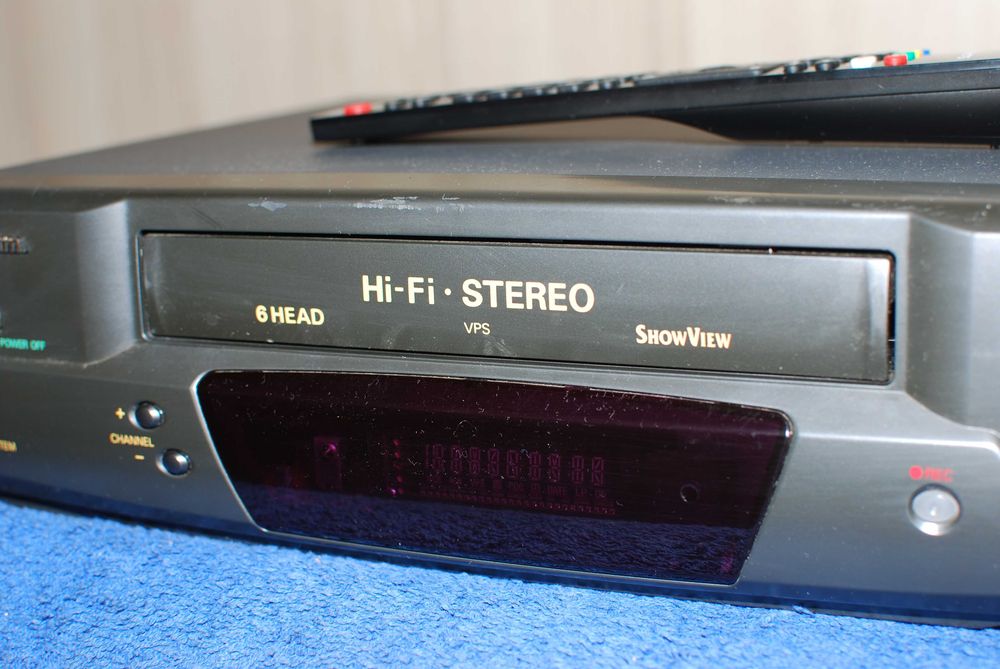 Magnetowid na kasety VHS Sanyo/Universum 6 głowic HiFi z pilotem