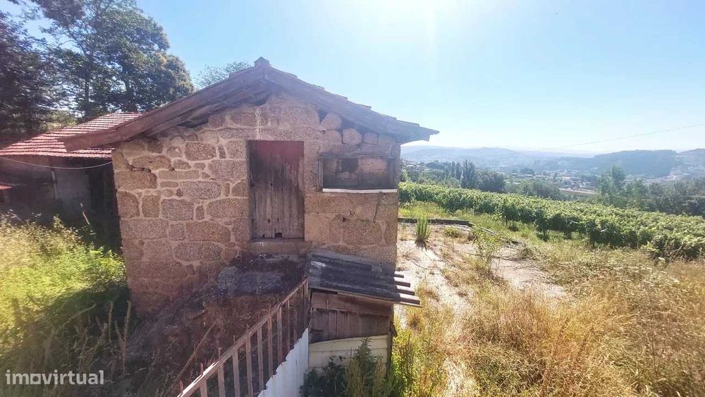 Quinta com exploração de viticultura em Guimarães