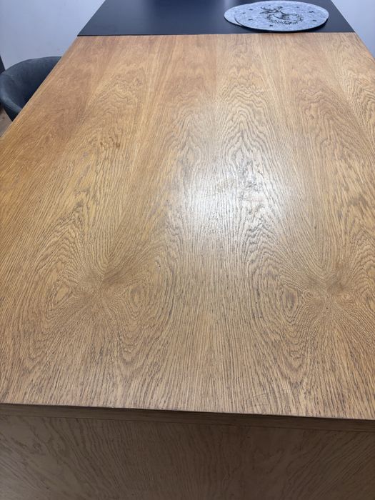 Wyspa kuchenna z hokerami