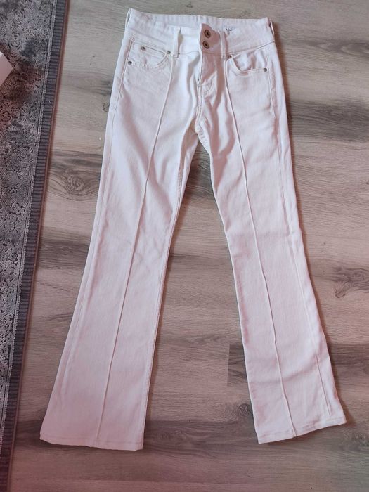 jeansy białe niski stan bershka