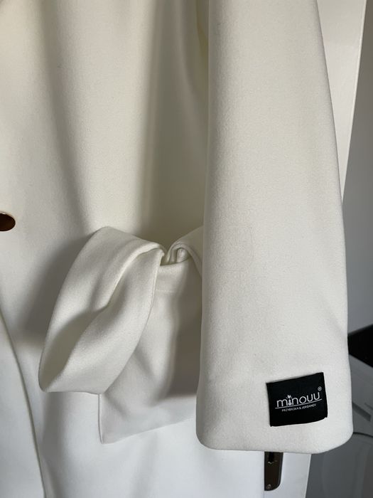 Płaszczyk Minouu biały najnowsza kolekcja