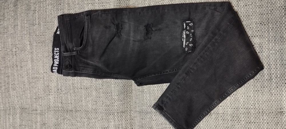 Czarne spodnie 30/30 gumowane z New Yorker