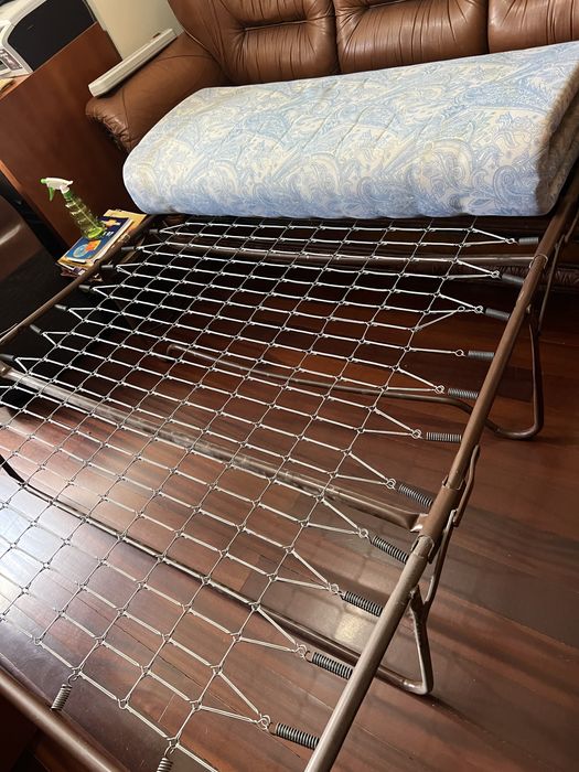 Vendo sofá de 3 lugares em pele