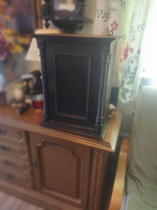 Stara przedwojenna szafka -apteczka domowa