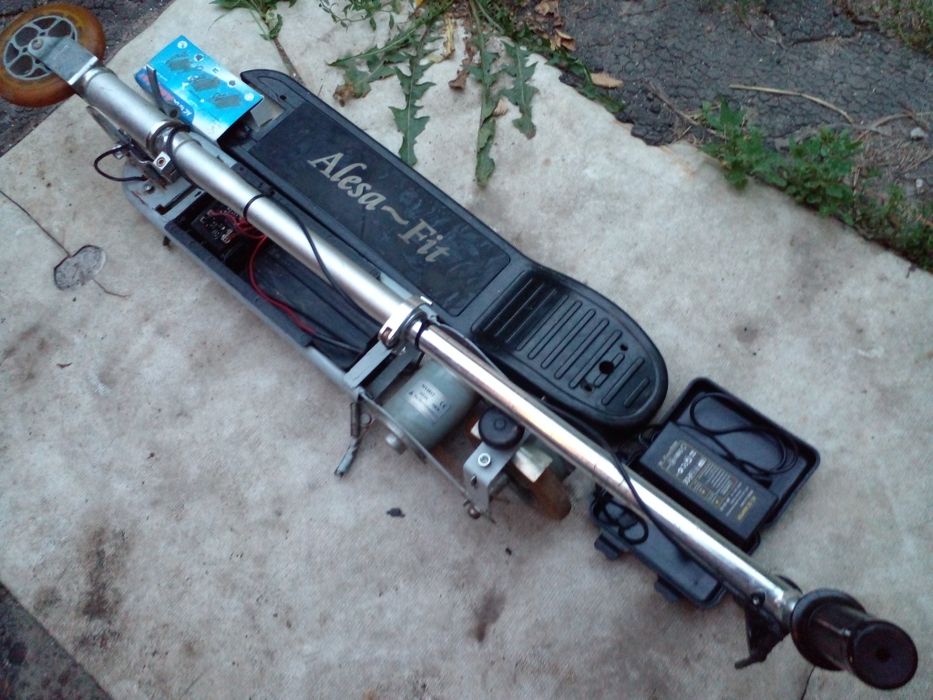 продам Германский складной электросамокат"AlesaFit" "АлесаФит" на ходу