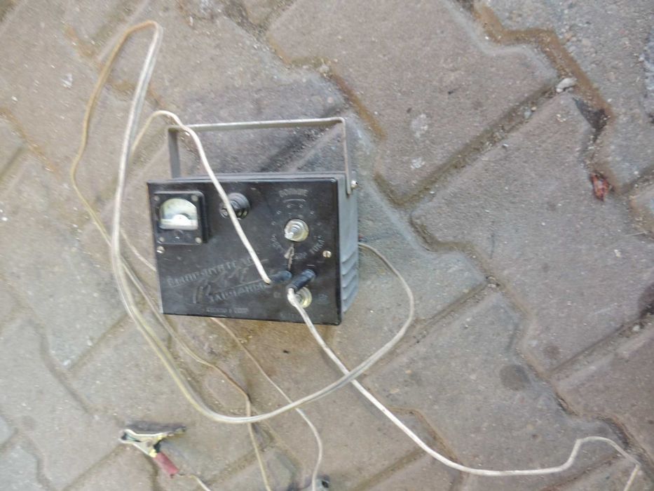 Prostownik ładowarka  12V 5A Sprawny