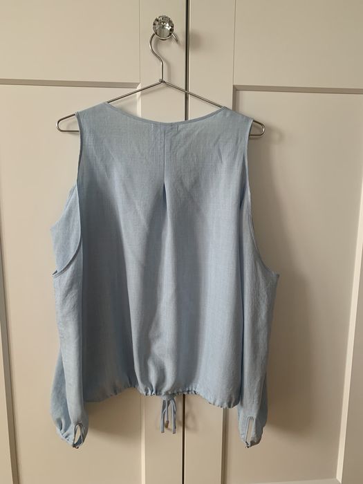 Bluzka oversize błękitna odkryte ramiona wiązanie w dekolcie i na dole