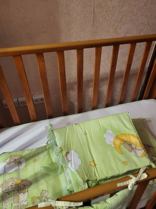 Дитяче дерев’яне ліжечко