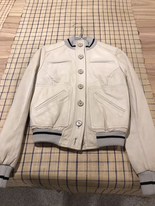 Blusao pele cor creme marca Laltramoda