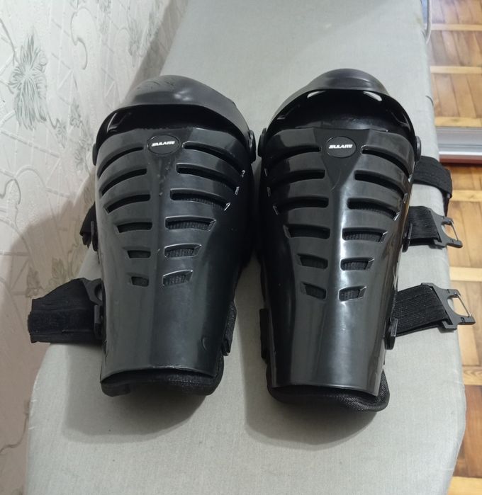 Шарнирные мотонаколенники" SULAITE", Китай, в хорошем состоянии!