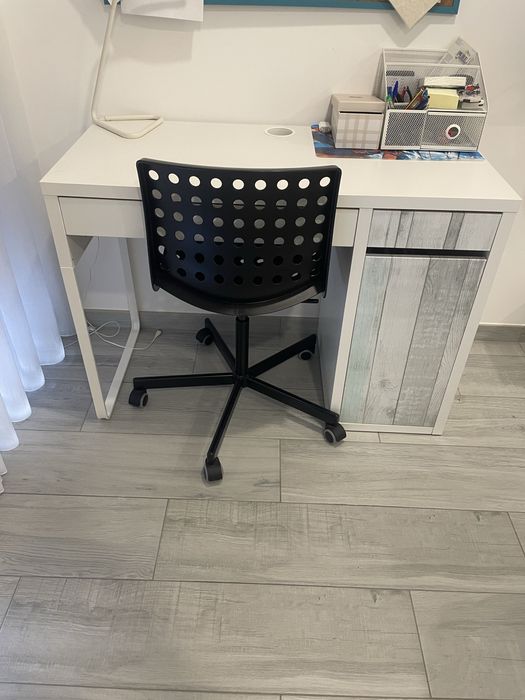 Secretaria com cadeira