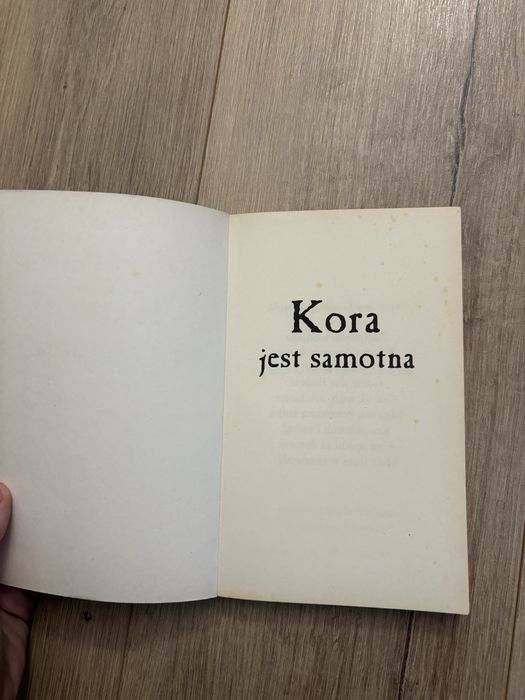 Rafik został sam, Kora jest samotna, Holly Webb