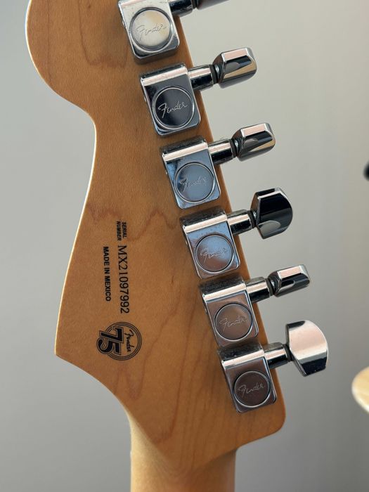 Guitarra elétrica Fender Player Stratocaster SSS