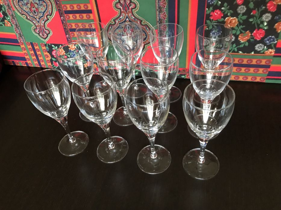 Conjunto de 12 copos de vinho.