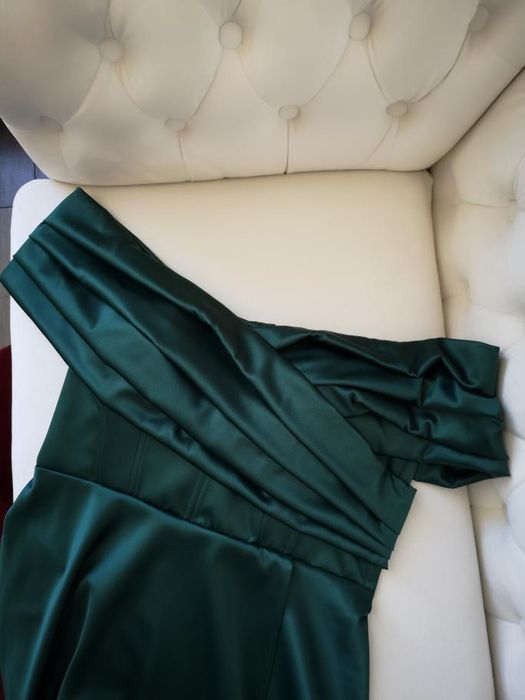 Розкішна вечірня сукня з атласу — корсетна, зелена, як із казки