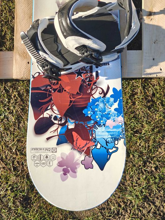 Atom Wild Butterffly 142 + wiązania Roxy - deska snowboardowa