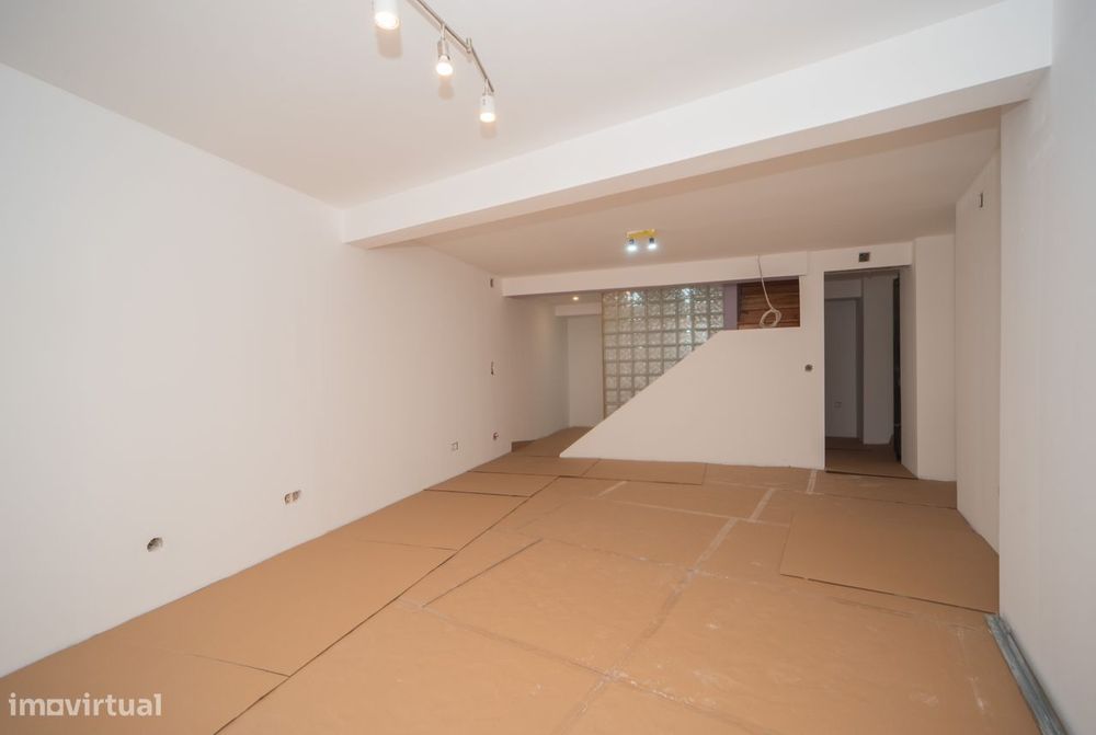 Apartamento T2+1 com cave e espaços adicionais na Tv. Nazaré, Lisboa